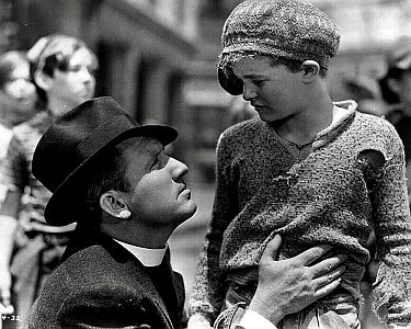 "Teufelskerle": Szenenfoto mit Spencer Tracy als katholischer Geistlicher Edward Flanagan; mit freundlicher Genehmigung von Pidax-Film, welche den Film am 17.06.2022 auf DVD herausbrachte.