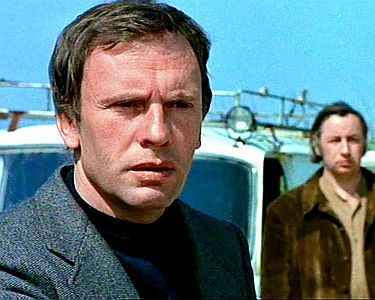 "Das Netz der tausend Augen": Szenenfoto mit Jean-Louis Trintignant als David, im Hintergrund Philippe Noiret als Thomas; mit freundlicher Genehmigung von Pidax-Film, welche den Thriller Mitte Mrz 2021 auf DVD herausbrachte 