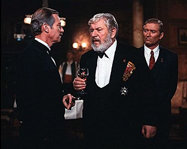 "Abgehrt": Szenenfoto mit Peter Ustinov (Mitte) als  Genosse Kuruk, Hansjrg Felmy (l.) als Diplomat Mr. Christopher Caulker und Peer Augustinski (r.) als Genosse Rukuc; mit freundlicher von Pidax-Film, welche die ZDF-Produktion Mitte Mrz 2018 auf DVD herausbrachte.