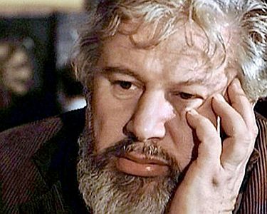 "Das malvenfarbene Taxi": Szenenfoto mit Peter Ustinov als ExilrusseTaubelman; mit freundlicher Genehmigung von Pidax-Film, welche das Filmdrama am 06.08.2021 auf DVD herausbrachte.
