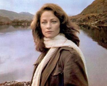 "Das malvenfarbene Taxi": Szenenfoto mit Charlotte Rampling als Sharon Frederick; mit freundlicher Genehmigung von Pidax-Film, welche das Filmdrama am 06.08.2021 auf DVD herausbrachte.