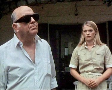 "Gesichter des Schattens": Szenenfoto mit Wolfgang Wahl als der erblindete Unternehmer Richard Hermansen und Barbara Rudnik als das Hausmdchen Marlene; mit freundlicher Genehmigung von Pidax Film, welche den Psycho-Krimi im Februar 2025 auf DVD herausbrachte.