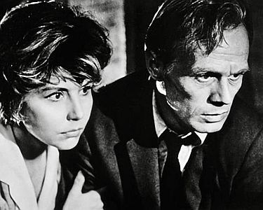 "Geheime Wege": Szenenfoto mit Richard Widmark als US-amerikanischer Geheimagent Michael Reynolds und Sonja Ziemann als Julia; mit freundlicher Genehmigung von Pidax Film, welche den Spionagefilm am 24.09.2026 auf DVD herausbrachte