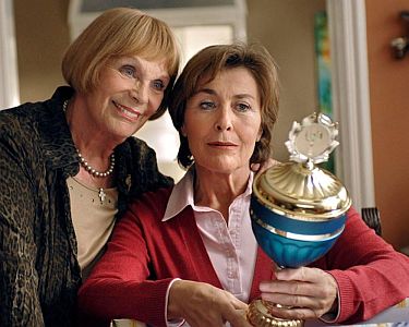 "1:0 f�r das Gl�ck": Szenenfoto mit Eva Pflug und Thekla Carola Wied; mit freundlicher Genehmigung von Pidax Film, welche die Produktion Anfang Mai 2012 auf DVD herausbrachte.