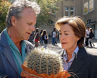 "1:0 fr das Glck": Szenenfoto mit Peter Sattmann und Thekla Carola Wied; mit freundlicher Genehmigung von Pidax Film, welche die Produktion Anfang Mai 2012 auf DVD herausbrachte.