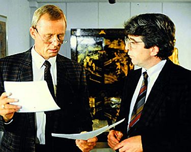 "Tam Tam oder Wohin die Reise geht": Szenenfoto mit Rolf Becker und ?; mit freundlicher Genehmigung von Pidax Film, welche den Zweiteiler Ende November 2019 auf DVD herausbrachte.