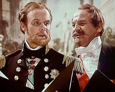 "Maximilian von Mexiko": Szenenfoto mit Michael Heltau als Maximilian I. und Siegfried Wischnewski als Kaiser Napoleon III.; mit freundlicher Genehmigung von Pidax-Film, welche die Produktion Ende Juli 2020 auf DVD herausbrachte.