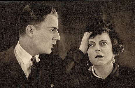 Szenenfoto aus "Dirnentragdie" (1927) mit Werner Pittschau als Felix, der Student, undAsta Nielsen als die alternde Dirne Auguste; Urheber: Unbekannter Fotograf: Quelle: Wikimedia Commons aus der Privatsammlung von Dr. Heinz P. Adamek, dem Neffen von Werner Pittschau; Lizenz: gemeinfrei