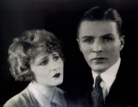 Szenenfoto aus "Ehekonflikte" (1927) mit Werner Pittschau als Fernand, der Mann, und Lotte Lorring als ?; Regie: Bruno Rahn fr die "Pantomim-Film A.G" (Berlin); Urheber: Unbekannter Fotograf; Quelle: Foto aus der Sammlung von Dr. Heinz P. Adamek, dem Neffen von Werner Pittschau; Lizenz: gemeinfrei