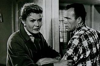 SOS-Gletscherpilot: Szenefoto mit Anne-Marie Blanc und Hermann Geiger; Quelle: cyranos.ch bzw. Archiv "Praesens-Film AG" Zürich, mit freundlicher Genehmigung von Peter Gassmann (Praesens-Film AG, Zürich); Copyright Praesens-Film AG