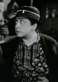 Therese Giehse als Kathri in "Das Gespensterhaus" (1942); Quelle/Link: cyranos.ch bzw. Archiv "Praesens-Film AG" Zürich", mit freundlicher Genehmigung von Peter Gassmann (Praesens-Film AG, Zürich); Copyright Praesens-Film AG
