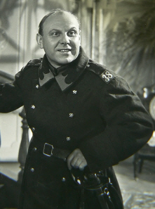 Max Knapp als Fritz Gubler in "Gilberte de Courgenay" (1941); Quelle/Link: cyranos.ch bzw. Archiv "Praesens-Film AG" Zürich", mit freundlicher Genehmigung von Peter Gassmann (Praesens-Film AG, Zürich); Copyright Praesens-Film AG