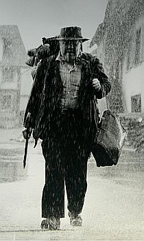 "Es geschah am helllichten Tag": Szenenfoto mit Michel Simon als Hausierer Jacquier; Qelle cyranos.ch bzw. Archiv "Praesens-Film AG", Zrich, mit freundlicher Genehmigung von Peter Gassmann (Praesens-Film AG, Zrich); Copyright: Praesens-Film AG