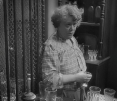 Rosa Valetti als Bardame in dem Klassiker"M" (1931); Quelle: cyranos.ch bzw. Archiv "Praesens-Film AG" Zürich", mit freundlicher Genehmigung von Peter Gassmann (Praesens-Film AG, Zürich);