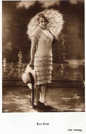 Evi Eva auf einer Fotografie von Ernst Sandau (1880–1918) bzw. "Fotoatelier Sandau"; Quelle: filmstarpostcards.blogspot.com; Iris Verlag, Nr. 5125; Lizenz: gemeinfrei