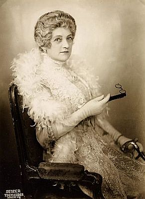 Hedwig Bleibtreu in der Rolle der Prinzessin Beatrix in dem Stück "Der Schwan" von Ferenc Molnár ("Burgtheater" 1921), fotografiert von Franz Xaver Setzer (1886–1939); Quelle: geschichtewiki.wien.gv.at von sammlung.wienmuseum.at; Lizenz: CC0 bzw. gemeinfrei
