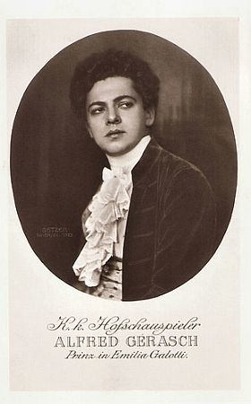 Alfred Gerasch ca. 1913 am "Burgtheater" als Hettore Gonzaga, Prinz von Guastalla, in "Emilia Galotti"; Urheber: Franz Xaver Setzer (1886–1939); Quelle: filmstarpostcards.blogspot.com: Lizenz: gemeinfrei
