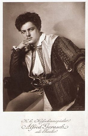 Alfred Gerasch ca. 1913 am "Burgtheater" als Fiesco, Graf von Lavagna, in "Die Verschwörung des Fiesco zu Genua"; Urheber: Franz Xaver Setzer (1886–1939); Quelle: filmstarpostcards.blogspot.com: Lizenz: gemeinfrei