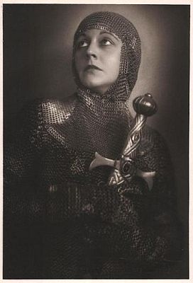 Annemarie Steinsieck, (vermutlich am Wiener "Volkstheater") als Johanna von Orleans; Urheber: Franz Xaver Setzer (1886–1939); Lizenz: gemeinfrei