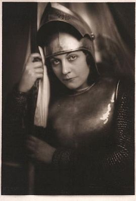 Annemarie Steinsieck, (vermutlich am Wiener "Volkstheater") als Johanna von Orleans; Urheber: Franz Xaver Setzer (1886–1939); Lizenz: gemeinfrei
