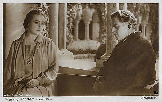 Szenenfoto aus "Tragdie" (1925) mit Henny Porten als Schauspielerin Gräfin Maria Tamar, Walter Janssen als Graf Tamar; Produktion: "Henny Porten-Froelich Produktion GmbH" (Berlin); Quelle: filmstarpostcards.blogspot.com; Lizenz; gemeinfrei