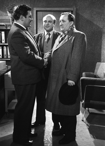 Werner Peters (Mitte) mit Siegfried Lowitz (rechts) in dem 1958 vomSWR produzierten TV-Drama "Besuch aus der Zone", nach einem bereits zwei Jahre zuvor erstmals bei Radio Bremen gesendeten gleichnamigen Hörspiel von DieterMeichsner. Das Stück beschäftigt sich mit der Spaltung Deutschlands und fragt, ob eine Begegnung zwischen Ost und West überhaupt noch möglich ist. (Quelle: Chronik derARD); Drehbuch: DieterMeichsner, HelmutPigge und RainerWolffhardt; Regie: Rainer Wolffhardt; Foto mit freundlicher Genehmigung von SWR Media Services; Copyright SWR