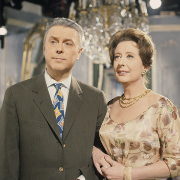 Vilma Degischer als Adele Schönfeldt mit Hans Holt als amerikanischem Häusermakler Curtis in dem TV-Spiel "Nachsaison" (1962) nach dem gleichnamigen Drama von Herbert Asmodi; Regie: Rainer Wolffhardt; Foto mit freundlicher Genehmigung von SWR Media Services; Copyright SWR