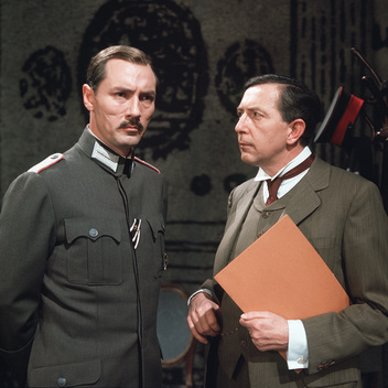 Foto: Martin Benrath (Hauptmann Waldemar Pabst) und Günther Jerschke (Dr.Grabowski) in dem zweiteiligen Dokumentarspiel  "Der Fall Liebknecht-Luxemburg"(1969) aus der TV-Reihe "Zeitgeschichte vor Gericht"; Autor: Dieter Ertel, Regie: Theo Mezger; Foto mit freundlicher Genehmigung von SWR Media Services; Copyright SWR