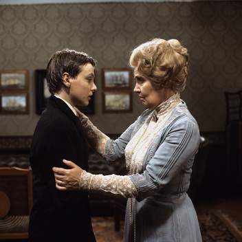 Edda Seippel als Grace Winslow mit Malte Berlin (Ronnie Winslow) in dem TV-Spiel "Der Fall Winslow"4) (1977) nach dem Bühnenstück von Terence Rattigan ("The Winslow Boy"); Regie: Michael Kehlmann; Foto mit freundlicher Genehmigung von SWR Media Services; Copyright SWR