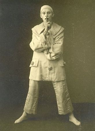 Paul Henckels am "Schauspielhaus Dsseldorf" als Henckels als Pantomime in "Pierrot assassin de sa femme" von PaulVidal (Musik); Datierung: 1911; Urheber: Willy Frohsinn; Datierung: 1911; mit freundlicher Genehmigung (Revhte-Inhaber): "Theatermuseums Dsseldorf" 