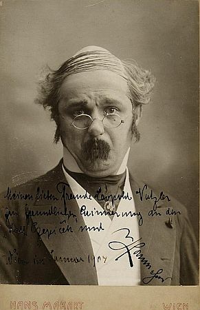 Hans Homma um 1900 als Lehrer Hartner in dem Stück "Politik"; Urheber: Kunstatelier Hans Makart d. J. (1870–1943); Quelle: kulturpool.at von theatermuseum.at (Inventarnummer: FS_PK221262alt); Lizenz: CC BY-NC-SA 4.0
