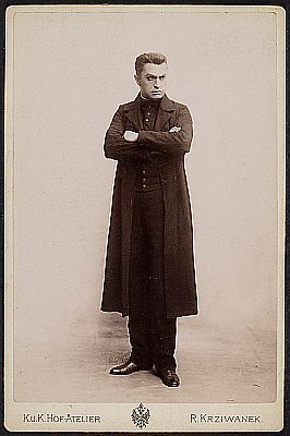 Viktor Kutschera am "Deutschen Volkstheater": 1902 als Kaplan Gregor vonSchigorski in "Jugend" von Max Halbe; Urheber: Rudolf Krziwanek (18431905); Quelle: theatermuseum.at; Inv. Nr.: FS_PK227311alt; Copyright: KHM-Museumsverband; Lizenz: CC BY-NC-SA 4.0 