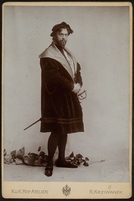 Viktor Kutschera am "Deutschen Volkstheater": 1905 als Faust in Goethes "Faust"; Urheber: Rudolf Krziwanek (18431905); Quelle: theatermuseum.at; Inv. Nr.: FS_PK227314alt; Copyright: KHM-Museumsverband; Lizenz: CC BY-NC-SA 4.0 