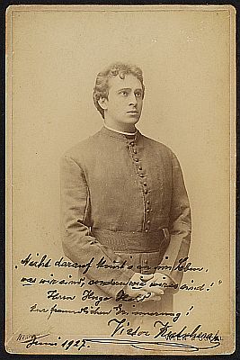 Viktor Kutschera am "Deutschen Volkstheater": um 1890 als "Pfarrer von Kirchfeld" von Ludwig Anzengruber; Urheber: Rudolf Krziwanek (18431905); Quelle: theatermuseum.at; Inv. Nr.: FS_PK227316alt; Copyright: KHM-Museumsverband; Lizenz: CC BY-NC-SA 4.0 