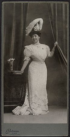 Foto Fritzi Massary (Zivil-Portrait); Urheber: Ludwig Gutmann (18691943); Quelle: theatermuseum.at; Inv. Nr.: FS_PG234286alt; Copyright: KHM-Museumsverband; Lizenz: CC BY-NC-SA 4.0