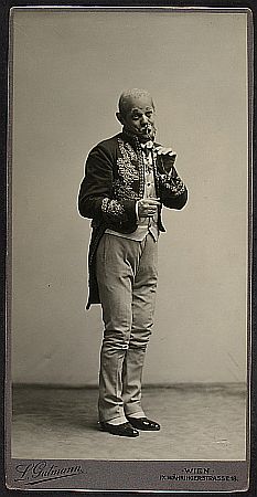 Max Pallenberg 1909 als Frst Basil Basilowitsch in der Urauffhrung der Operette "Der Graf von Luxemburg" von Franz Lehr, fotografiert von Ludwig Gutmann (18691943); Quelle: theatermuseum.at; Inv. Nr.: FS_PG242704alt; Copyright KHM-Museumsverband; Lizenz: CC BY-NC-SA 4.0