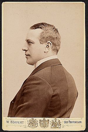 Albert Patry auf einer Knstlerkarte um 1900, fotografiert von Wilhelm Hffert (18321901), Dresden; Quelle: theatermuseum.at; Inv. Nr.: FS_PK201740alt; Lizenz: CC BY-NC-SA 4.0