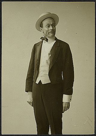 Rollenportrait von Heinrich Peer in der Operette "Die verbotene Stadt" von Bruno Granichstaedten, fotografiert von Wilhelm Willinger (18791943); Quelle: theatermuseum.at; Inv. Nr.: FS_PP241821alt; Lizenz: CC BY-NC-SA 4.0