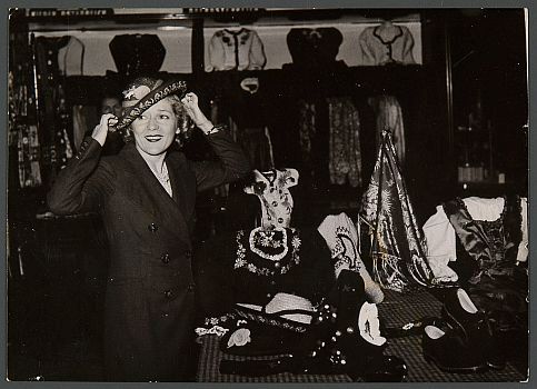 Mary Pickford probiert in Wien Hüte (Datierung: 12.04.1937); Urheber: Atelier Wilhelm Willinger (1879–1943); Quelle: theatermuseum.at; Inventarnummer: FS_PE106645alt; Lizenz: CC BY-NC-SA 4.0