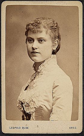 Pauline Schweighofer fotografiert von Leopold Bude4) (1840–1907); Quelle: theatermuseum.at; Inv. Nr.: FS_PV248463alt; Copyright KHM-Museumsverband; Lizenz: CC BY-NC-SA 4.0