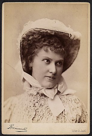 Pauline Schweighofer um 1890  fotografiert von Rudolf Krziwanek1) (1843–1905); Quelle: theatermuseum.at; Inv. Nr.: FS_PK249621alt; Copyright KHM-Museumsverband; Lizenz: CC BY-NC-SA 4.0