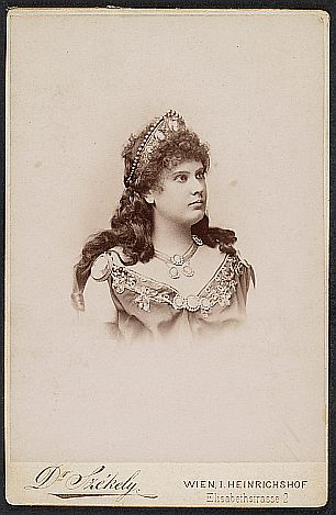 Pauline Schweighofer 1898 in der Rolle der Medea, fotografiert von Dr. Josef Székely (1838–1901); Quelle: theatermuseum.at; Inv. Nr.: FS_PK249691alt; Copyright KHM-Museumsverband; Lizenz: CC BY-NC-SA 4.0