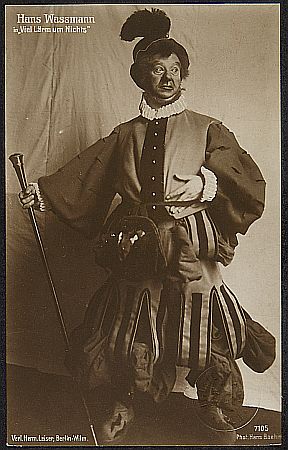 Hans Wassmann in "Viel Lärm um nichts", fotografiert von Hans Böhm (1890–1950); Quelle: theatermuseum.at; Inv. Nr.: FS_PP258416alt; Copyright KHM-Museumsverband; Lizenz: CC BY-NC-SA 4.0