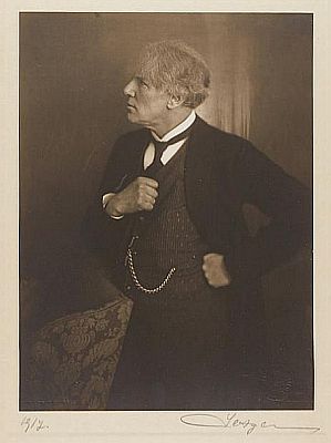 Ludwig Wüllner, aufgenommen im Wiener "Atelier Setzer" von Franz Xaver Setzer (1886–1939); Datierung: 1917; Inventarnummer: FS_PU260944alt; Quelle: theatermuseum.at; Copyright KHM-Museumsverband; Lizenz: CC BY-NC-SA 4.0