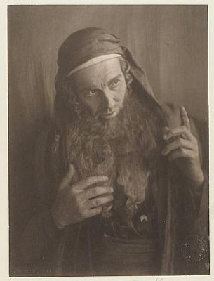 Ludwig Wüllner in der Rolle des als Nathan in "Nathan der Weise"", aufgenommen im Wiener "Atelier Setzer" von Franz Xaver Setzer (1886–1939); Datierung: 1917; Inventarnummer: FS_PU260949alt; Quelle: theatermuseum.at; Copyright KHM-Museumsverband; Lizenz: CC BY-NC-SA 4.0