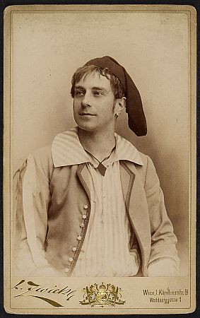 Rollenportrait von Rudolf del Zopp in der Operette "Die Gondolieri" von Arthur Sullivan (Musik) und W. S. Gilberton (Libretto) um 1890 am "Theater an der Wien", fotografiert von Louis Zwickl (18591909); Quelle: theatermuseum.at; Inv. Nr.: FS_PK256992alt: Copyroght KHM-Museumsverband; Lizenz: CC BY-NC-SA 4.0