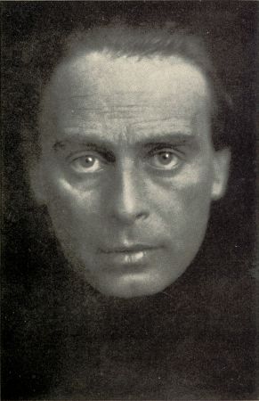 Bernd Aldor, der Typ des Liebhabers in den Stummfilmen jener Ära; Quelle: virtual-history.com aus "Vom Werden deutscher Filmkunst/1. Teil: Der stumme Film" von Dr. Oskar Kalbus (Berlin 1935, S. 27); Lizenz: gemeinfrei