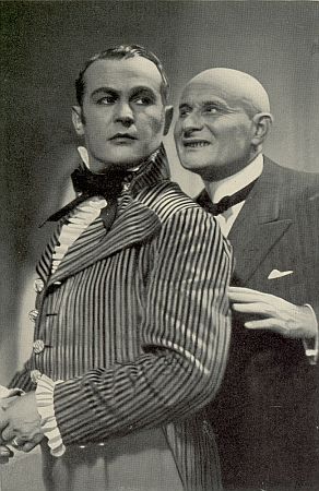 Szene mit Jan Kiepura als Operntenor Enrico Ferraro und Julius Falkenstein als dessen Diener Balthasar in "Das Lied einer Nacht (1932); Quelle: virtual-history.com bzw. Dr. Oskar Kalbus: "Vom Werden Deutscher Filmkunst, 2. Teil: Der Tonfilm", 1935, S. 31); Lizenz: gemeinfrei