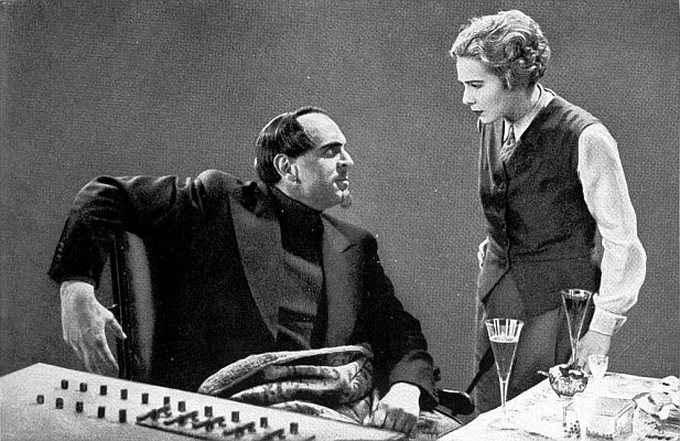 Rudolf Klein-Rogge als Haghi und Gerda Maurus als die geheimnisvolle Schönheit Sonja Barranikow in dem Agenten-Krimi "Spione" von Fritz Lang; Aus: "Vom Werden deutscher Filmkunst/1. Teil: Der stumme Film" von Dr. Oskar Kalbus (Berlin 1935, S. 88)/Sammelwerk Nr. 10 bzw. Ross-Verlag 1935: Unbekannter Fotograf; Quelle: virtual-history.com; Lizenz: gemeinfrei