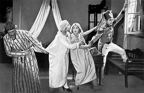 Szenenfoto aus "Der Soldat der Marie" (1927): mit u. a. Xenia Desny und Harry Liedtke; Quelle: virtual-history.com aus: "Vom Werden deutscher Filmkunst/1. Teil: Der stumme Film" von Dr. Oskar Kalbus (Berlin 1935, S. 83) / Sammelwerk Nr. 10 bzw. Ross-Verlag 1935; Unbekannter Fotograf; Lizenz: gemeinfrei